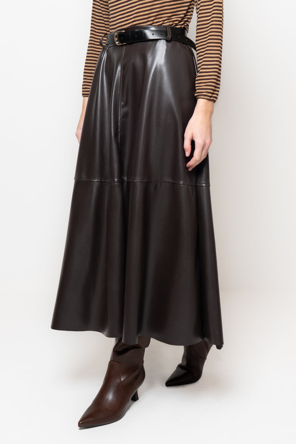 Gonna in ecopelle con cuciti frontali