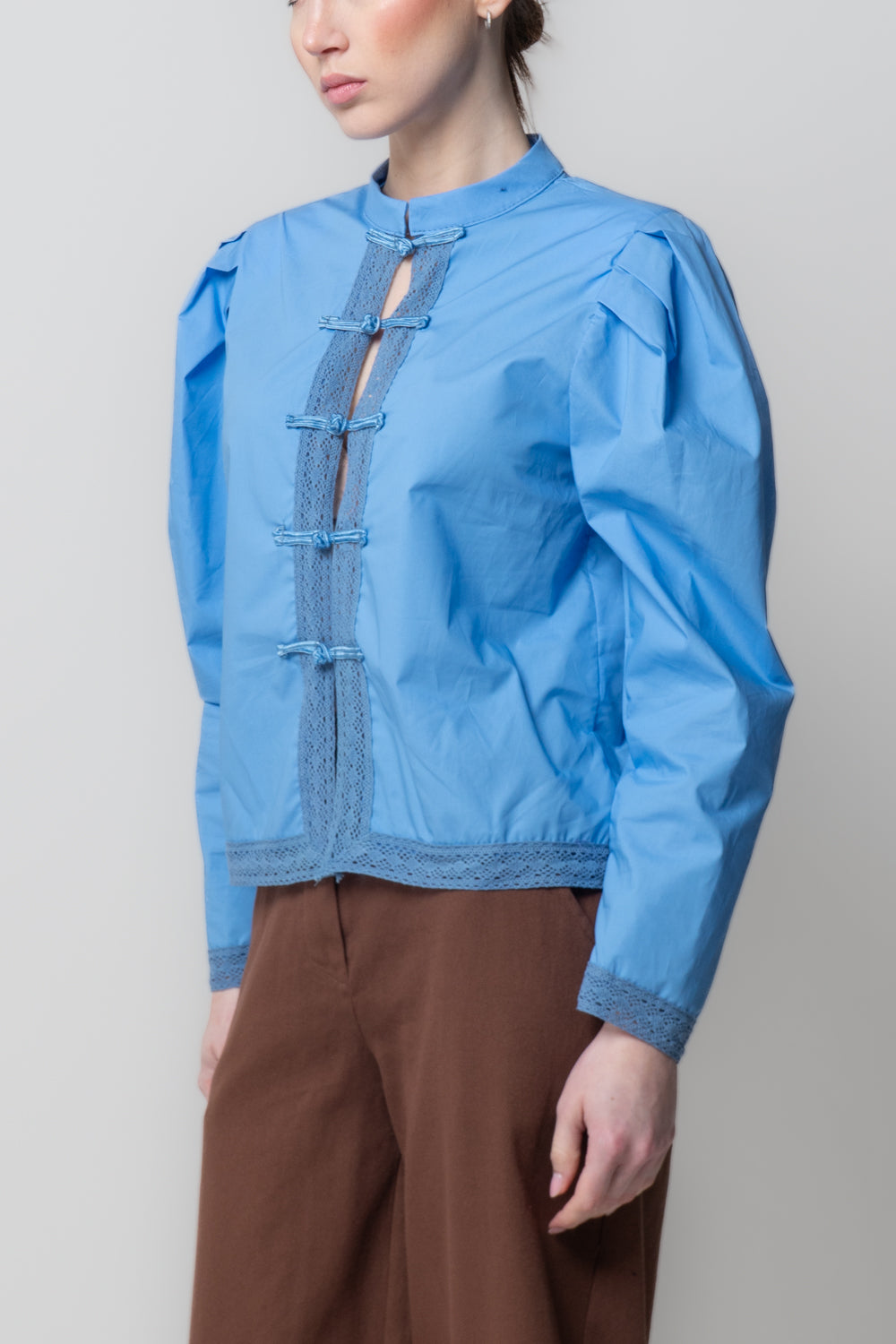 Camicia con Inserti in Pizzo e Chiusura a Nodi