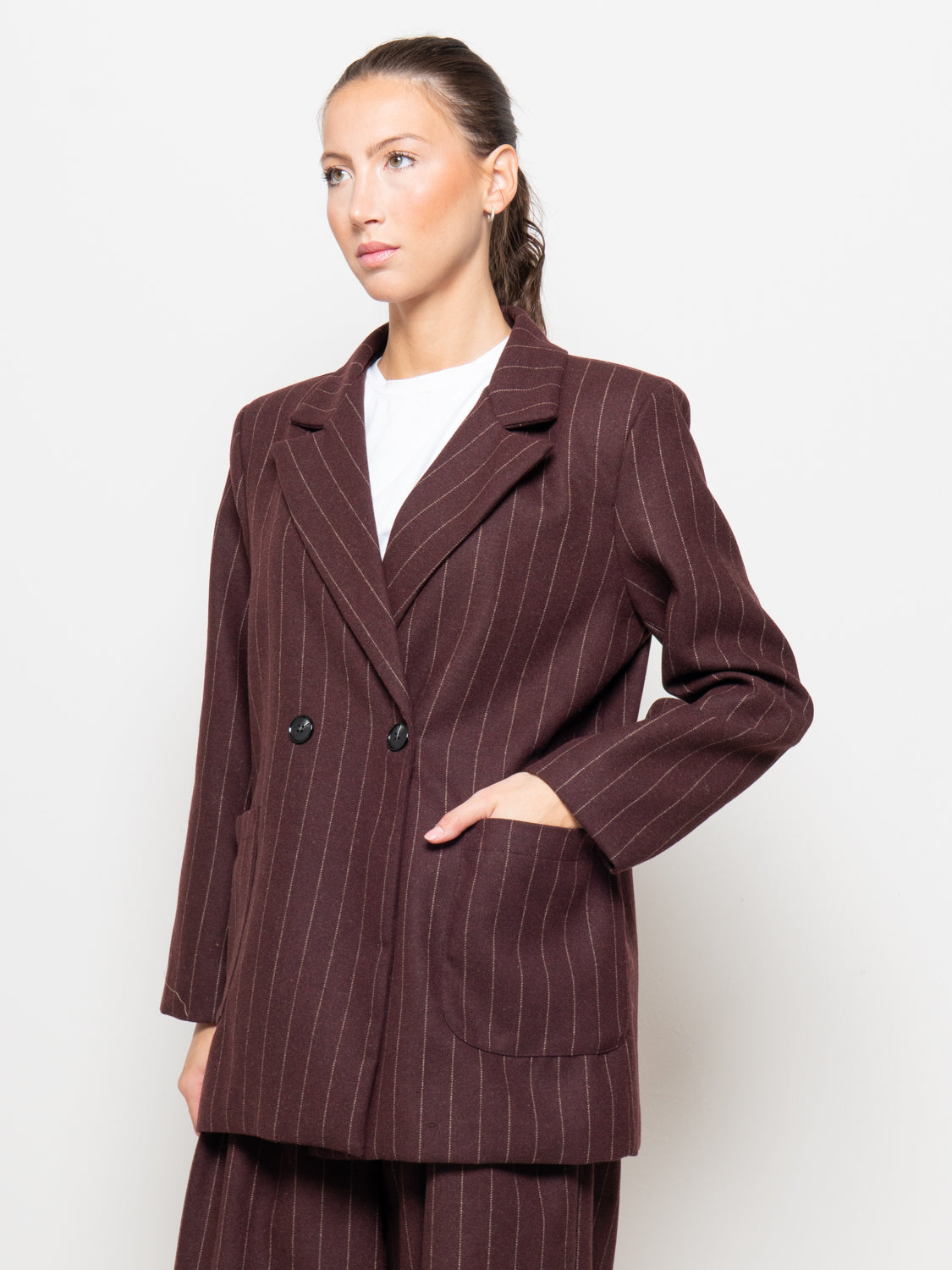 Blazer gessato con cintura in ecopelle