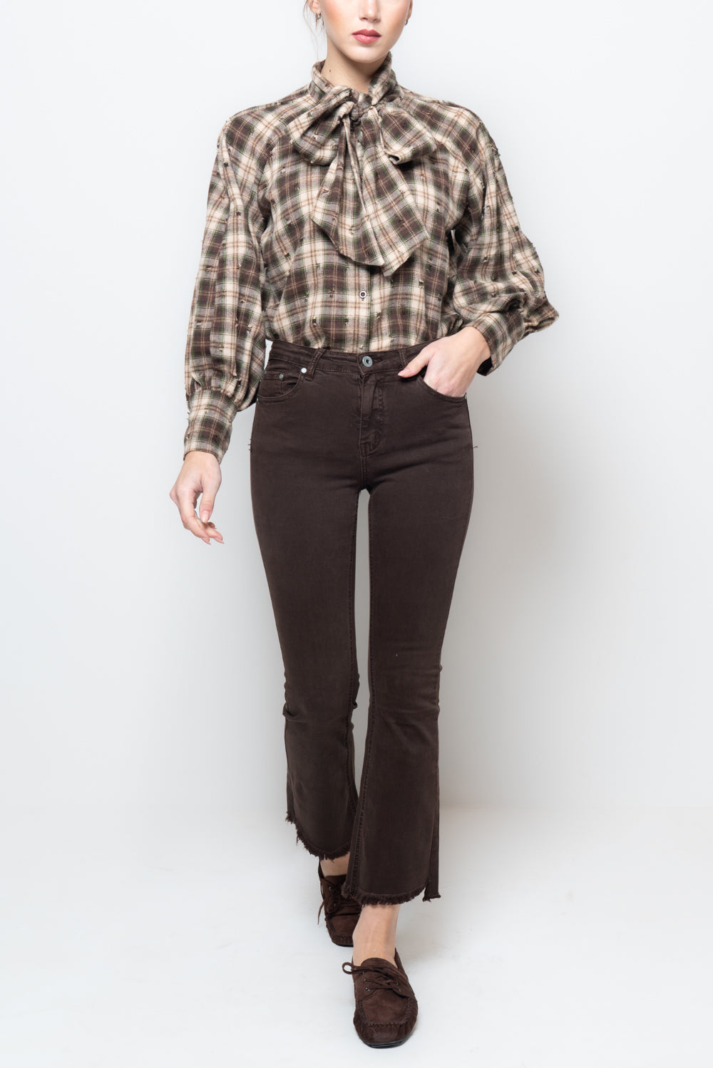 Pantalone flair crop sfrangiato