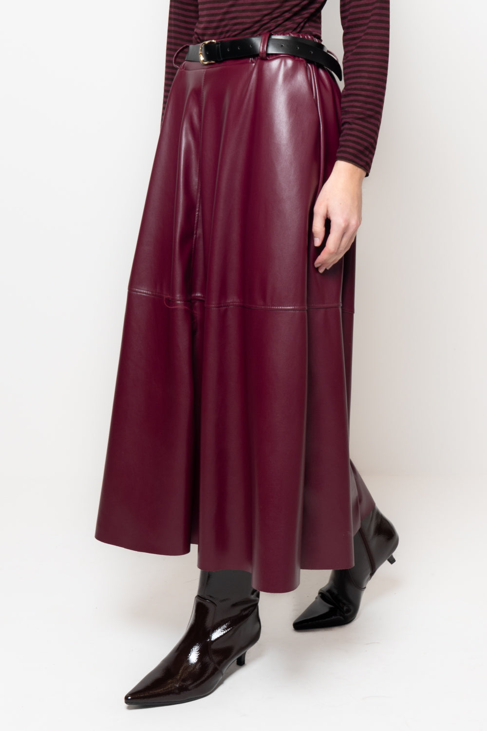 Gonna in ecopelle con cuciti frontali