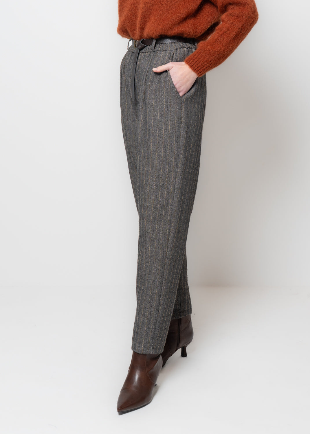 Pantalone gessato con cintura in vita