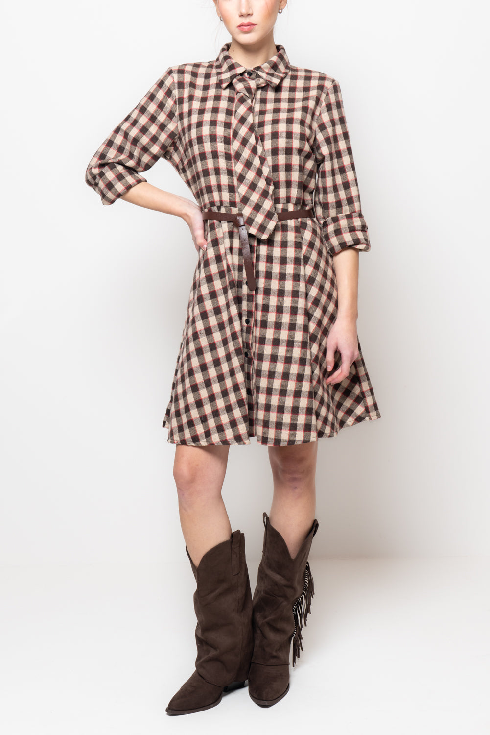 Abito a quadri con cravatta