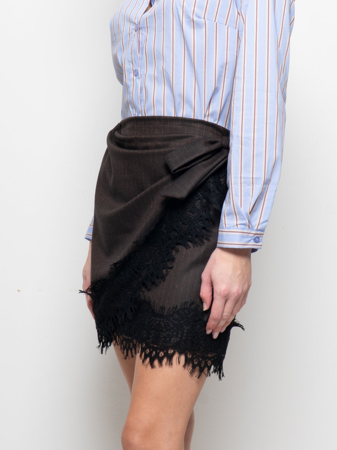Minigonna gessata con pizzo a contrasto