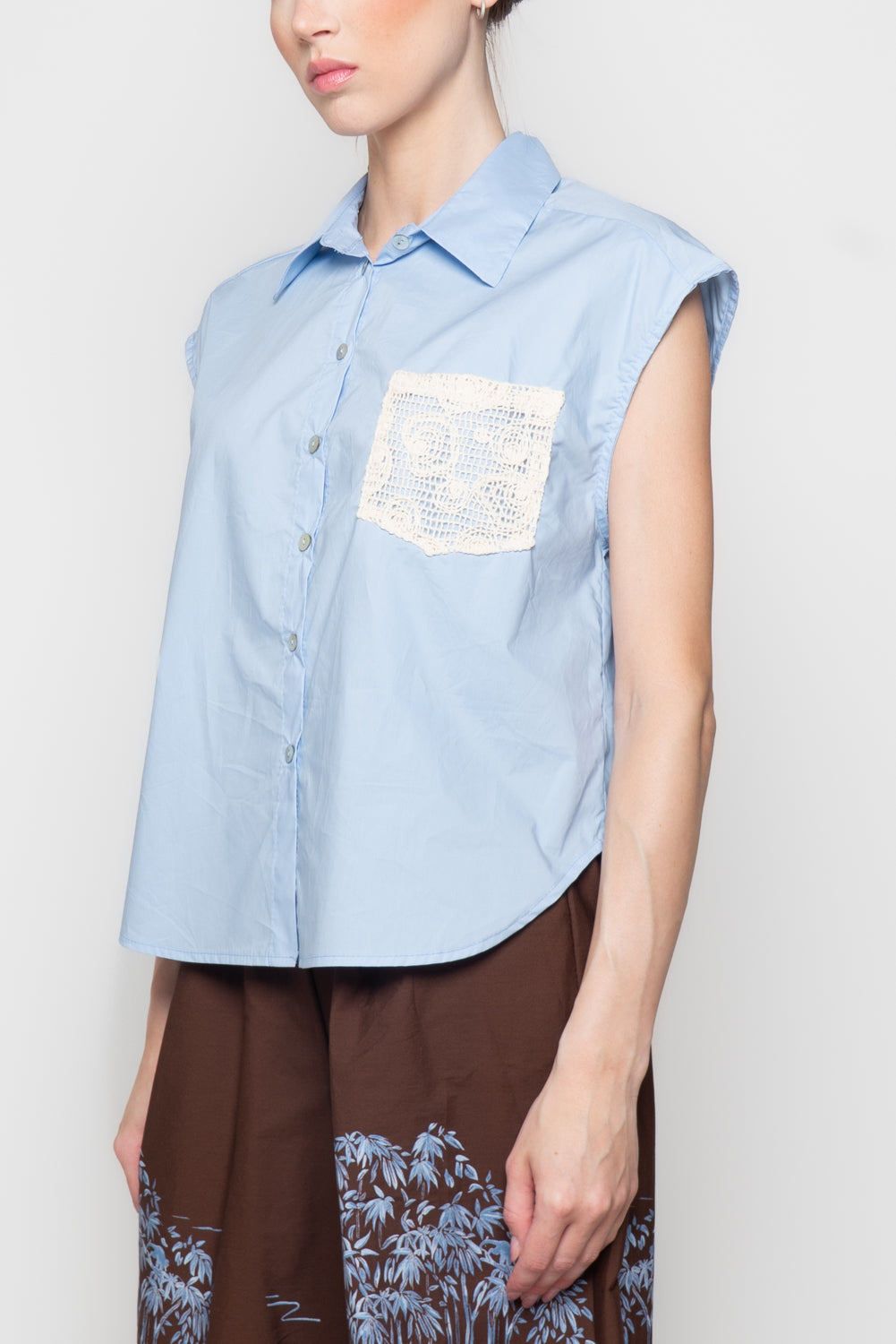 Camicia smanicata a righe con ricami Taglio