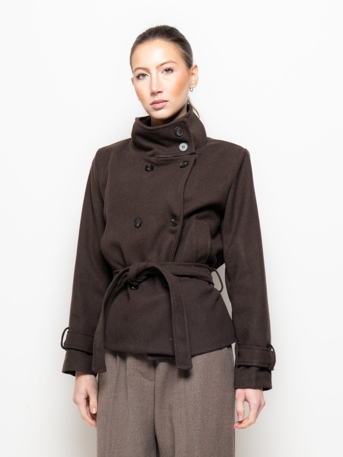 Cappotto corto con collo alto e cintura