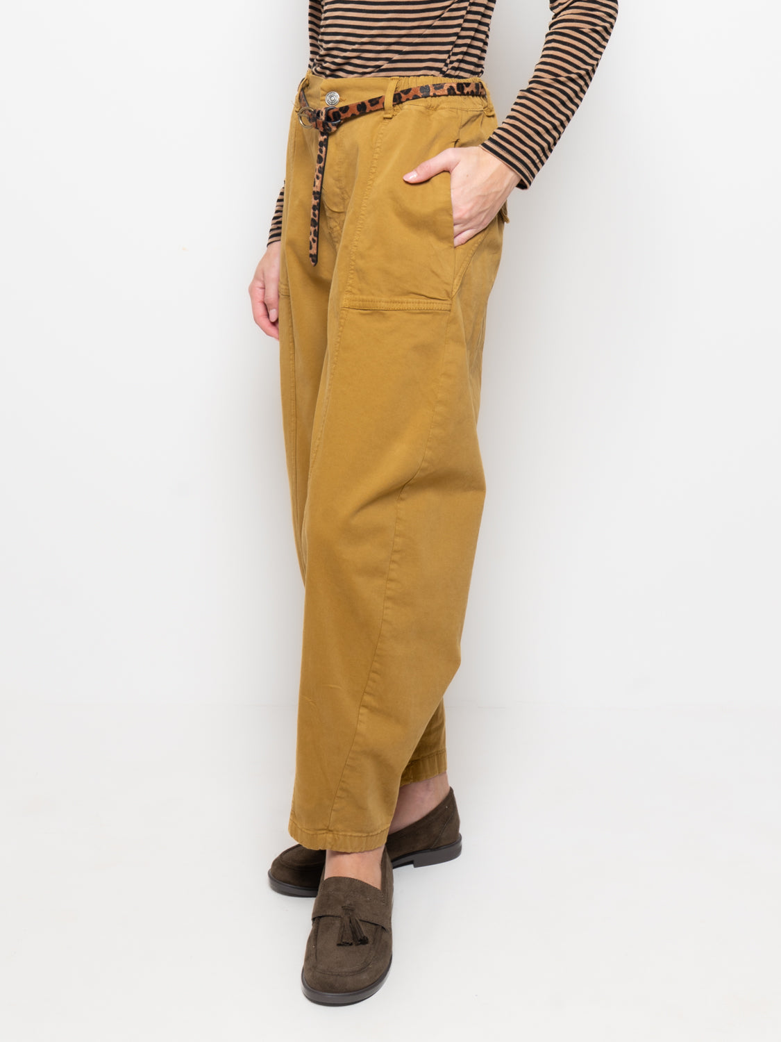 Pantalone cargo con cintura in fantasia animalier