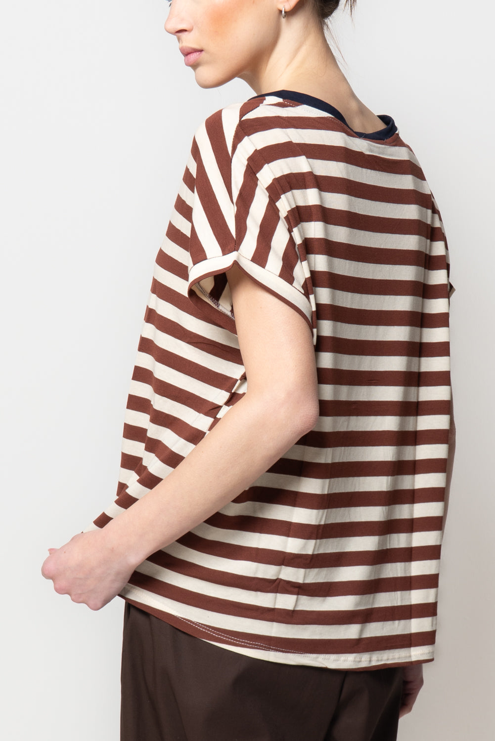 T-shirt a righe scollo a V