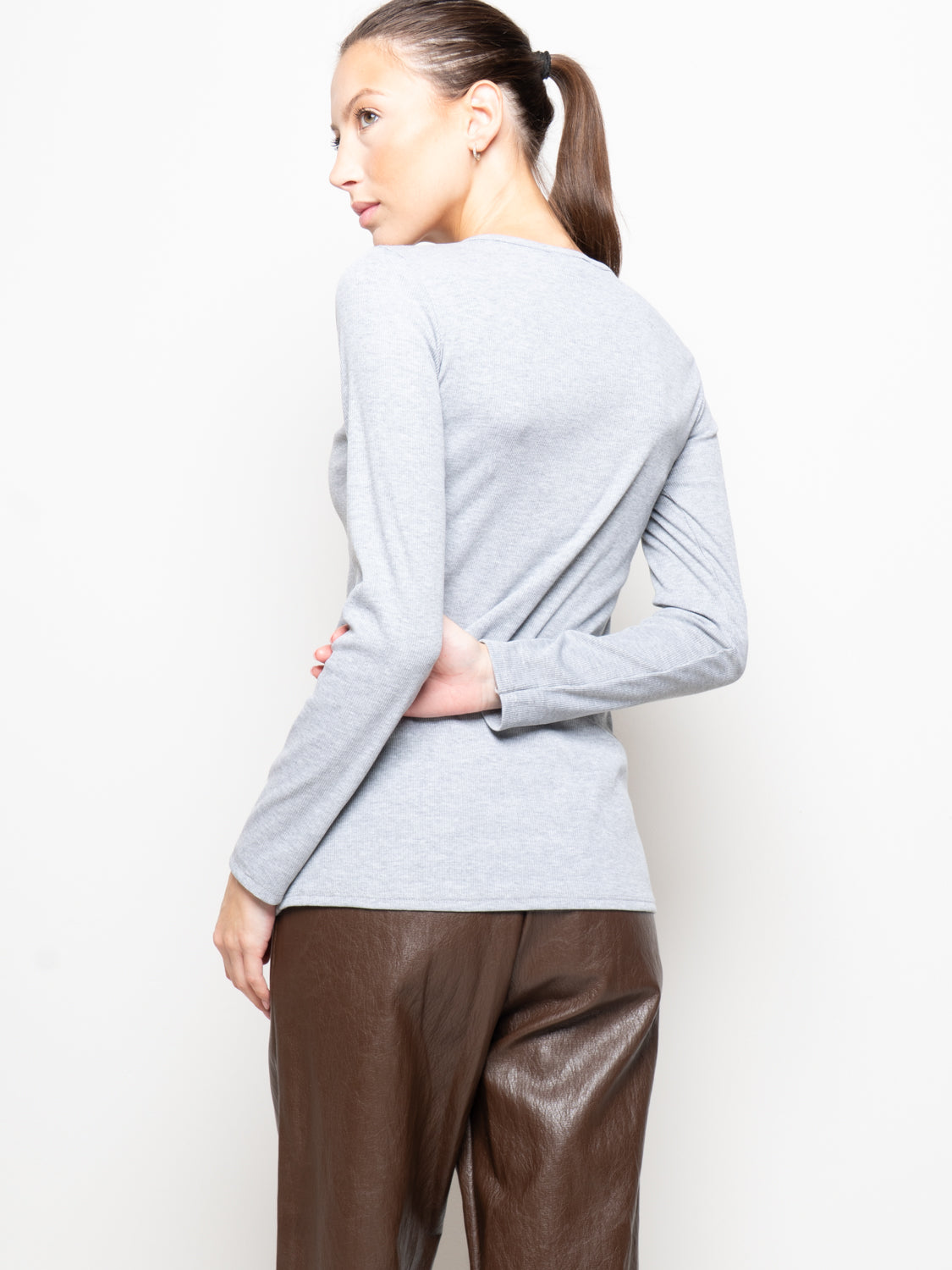 Maglia a costine con scollo a serafino