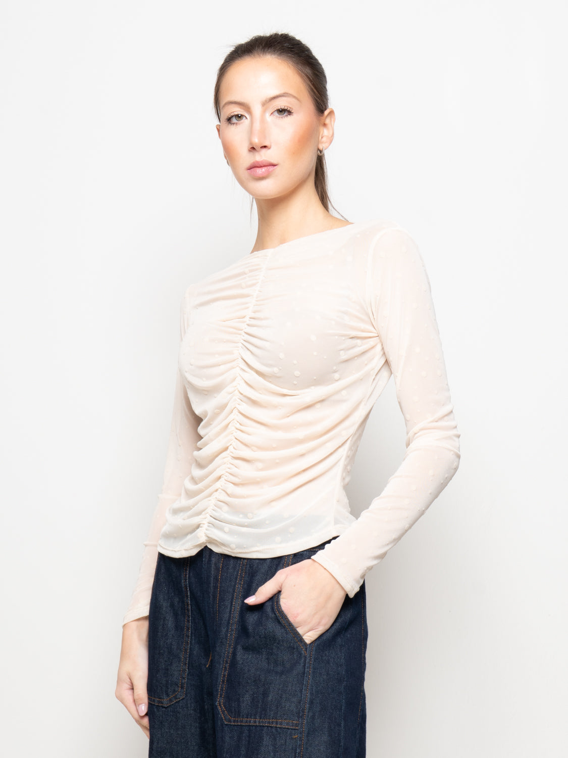 Top in tulle a pois con arricciatura