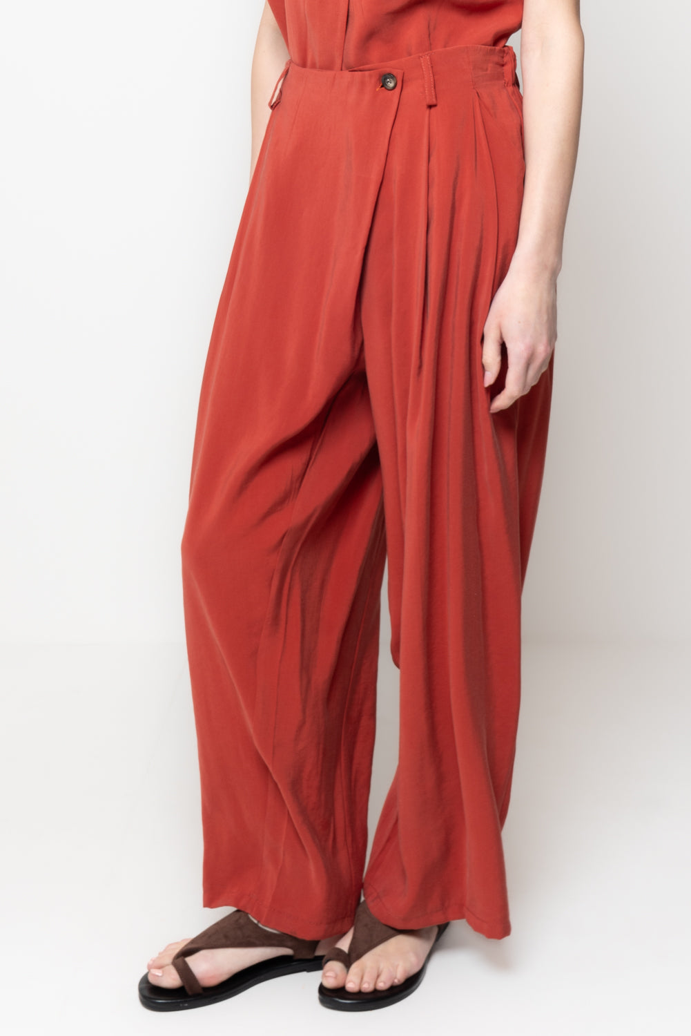 Pantaloni chiusura incrociata