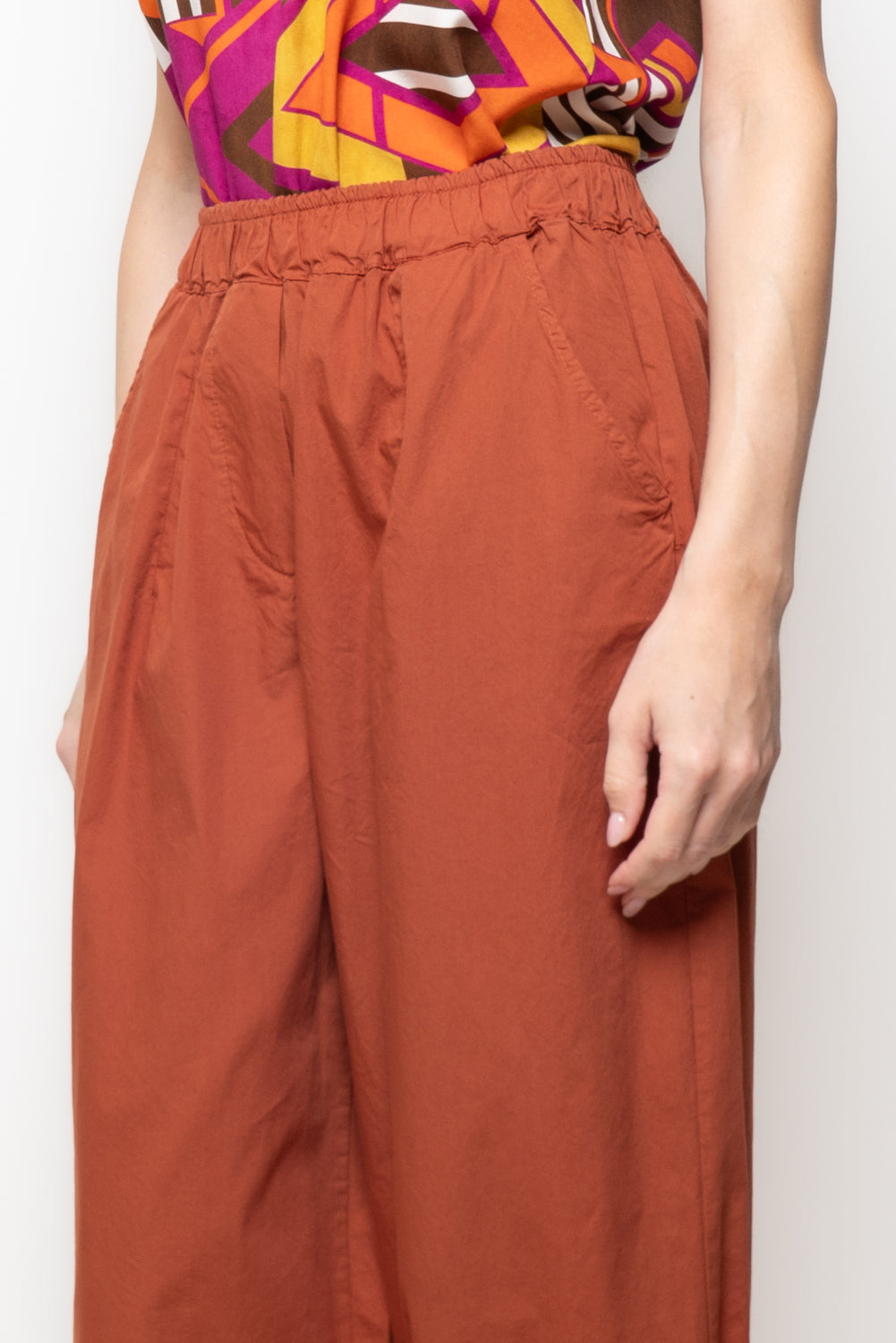 Pantalone barrel con maxi tasca
