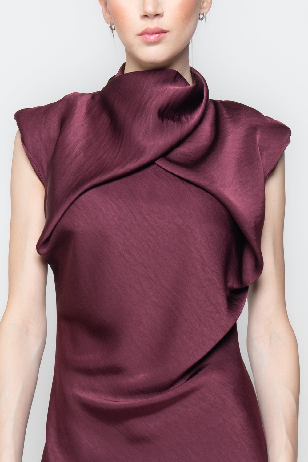 Abito Satin con Collo a Cappuccio