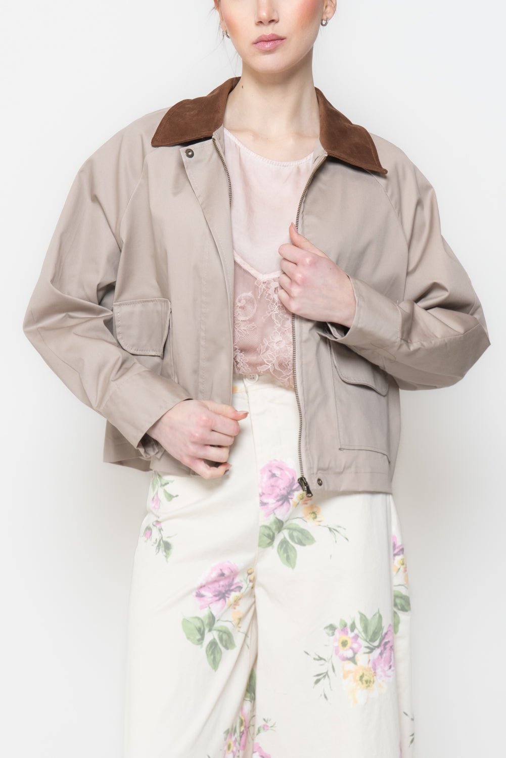 Trench corto con collettto a contrasto