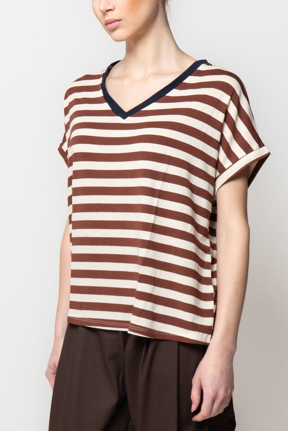 T-shirt a righe scollo a V