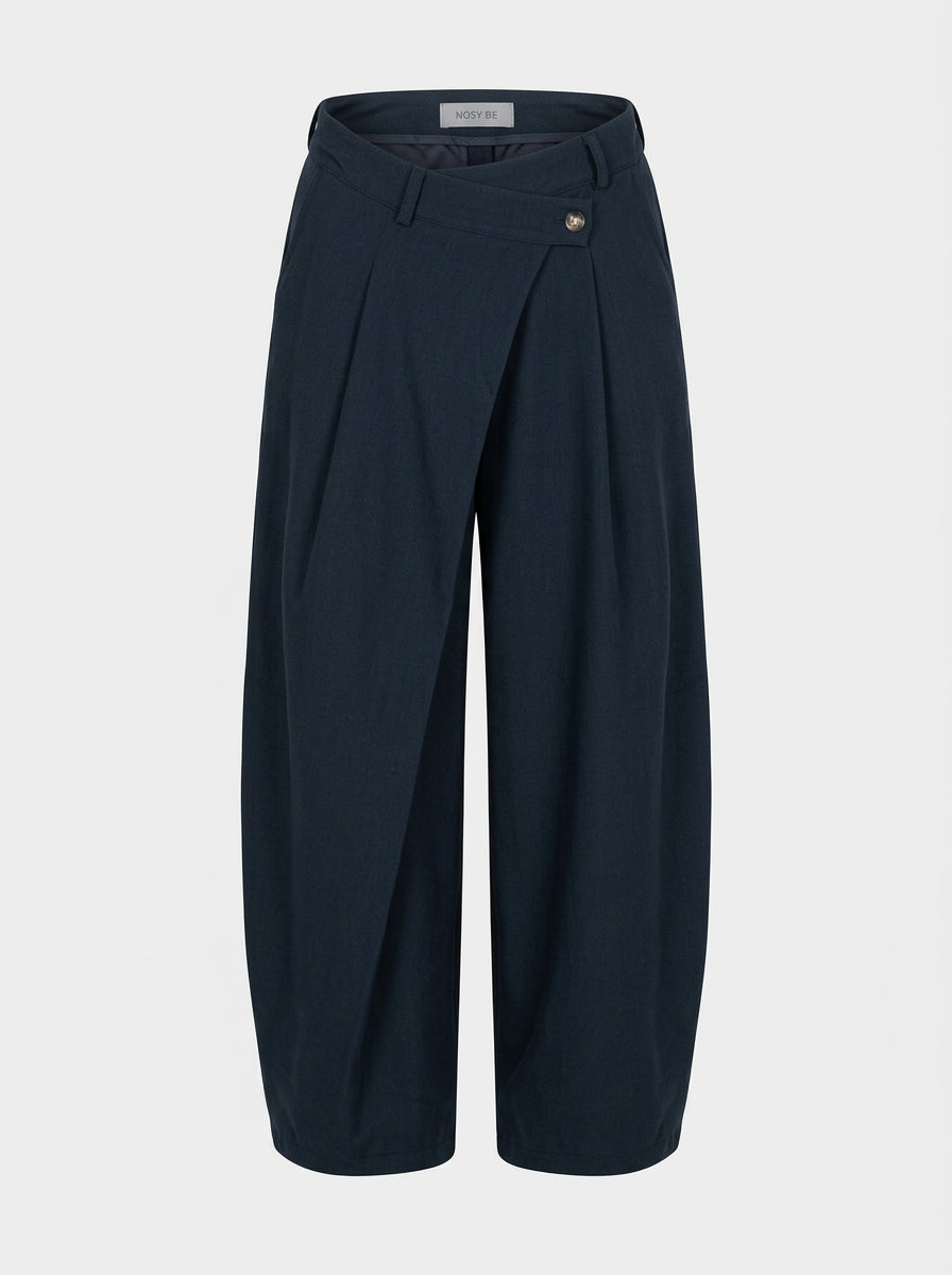 Pantalone baggy con bottone storto