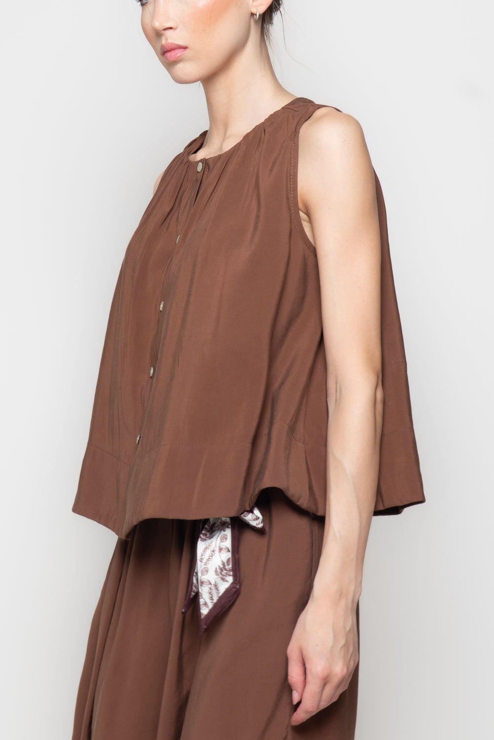 Camicia Smanicata Fluida con Scollo Arricciato