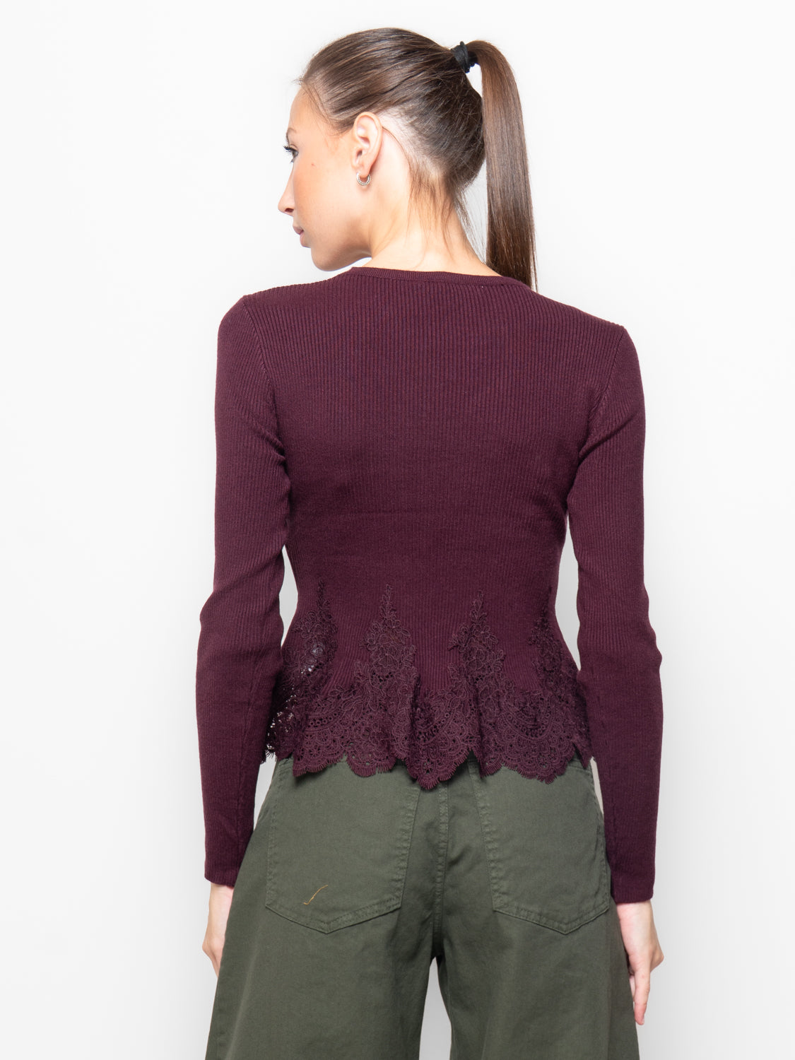 Maglia a costine con balza in pizzo