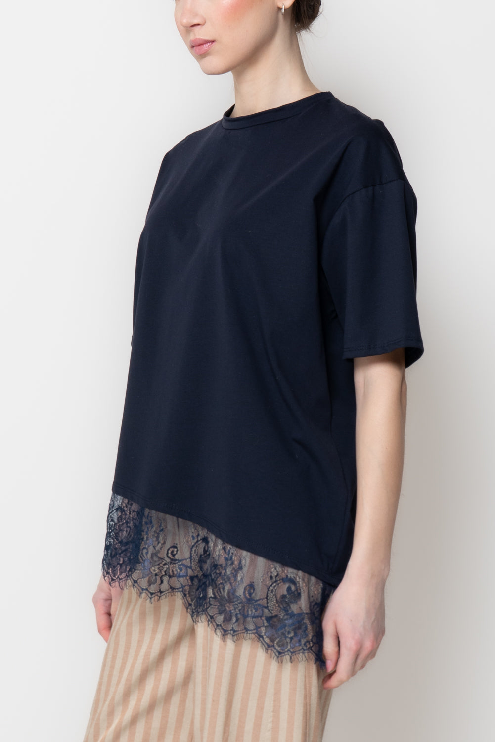 T-shirt con Fondo Asimmetrico in Pizzo