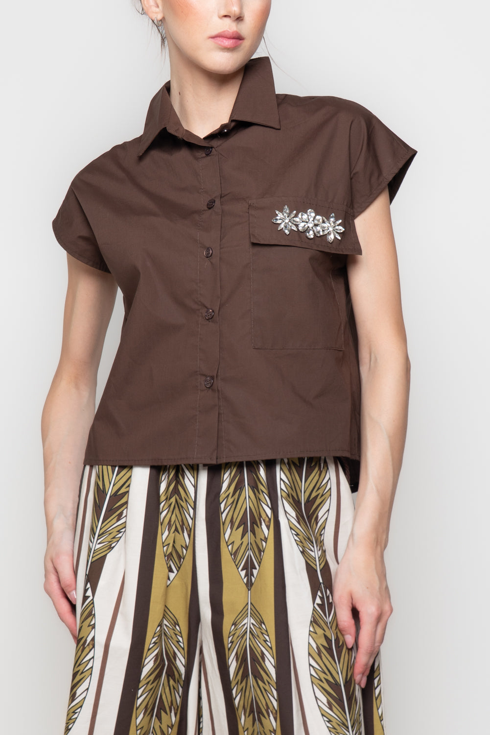 Camicia Smanicata con Dettaglio Gioello