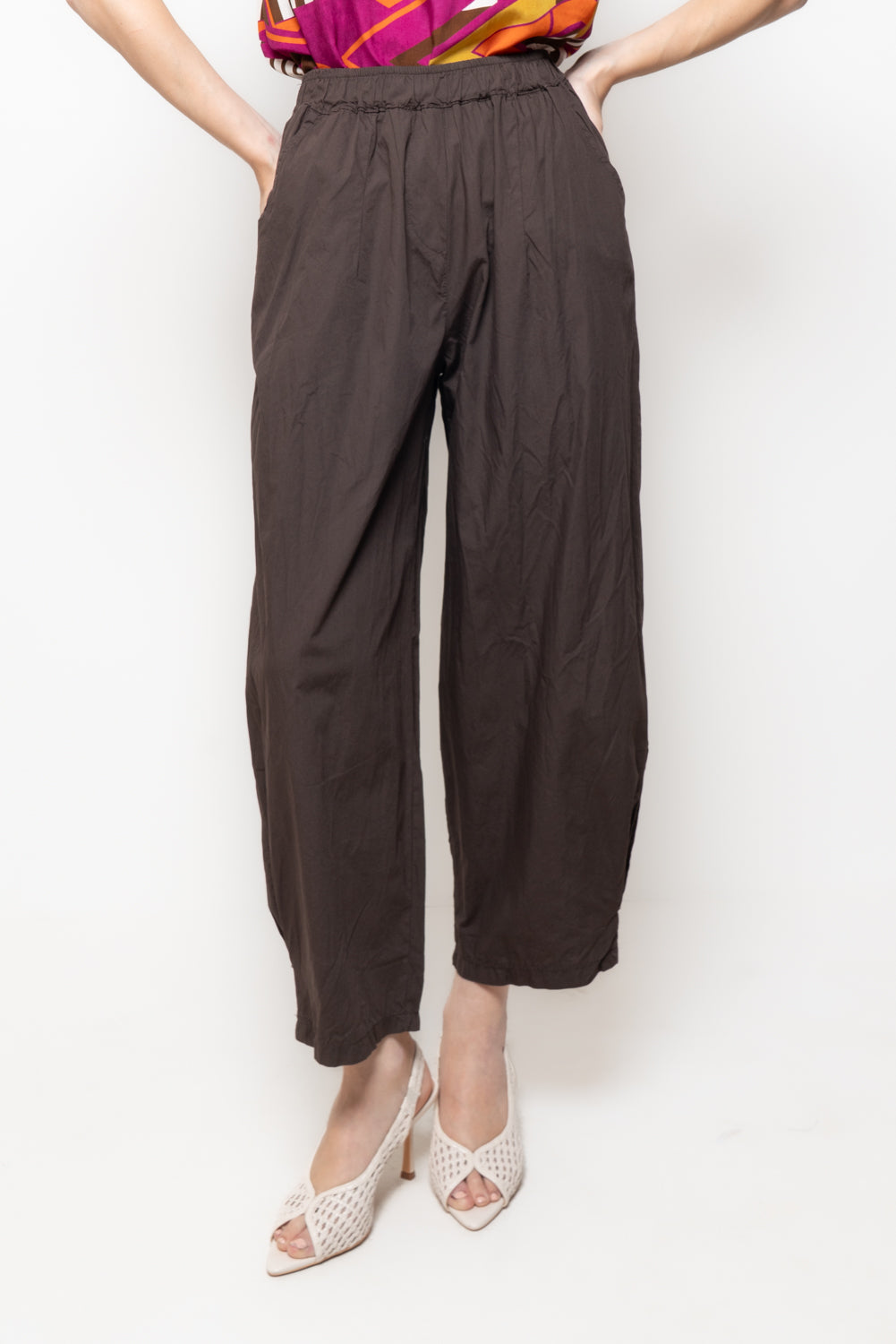 Pantalone barrel con maxi tasca