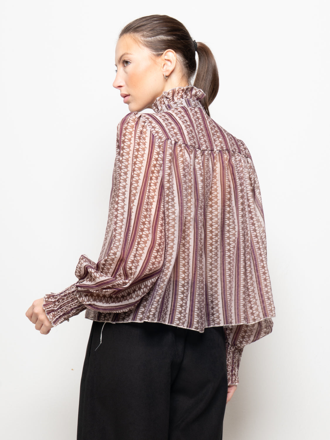 Blusa a righe con collo arricciato