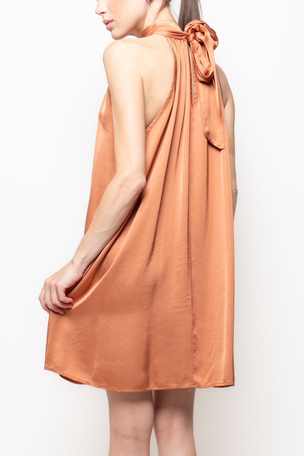 Abito in Satin con Scollo all'Americana corto