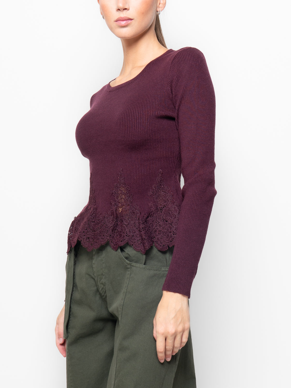 Maglia a costine con balza in pizzo