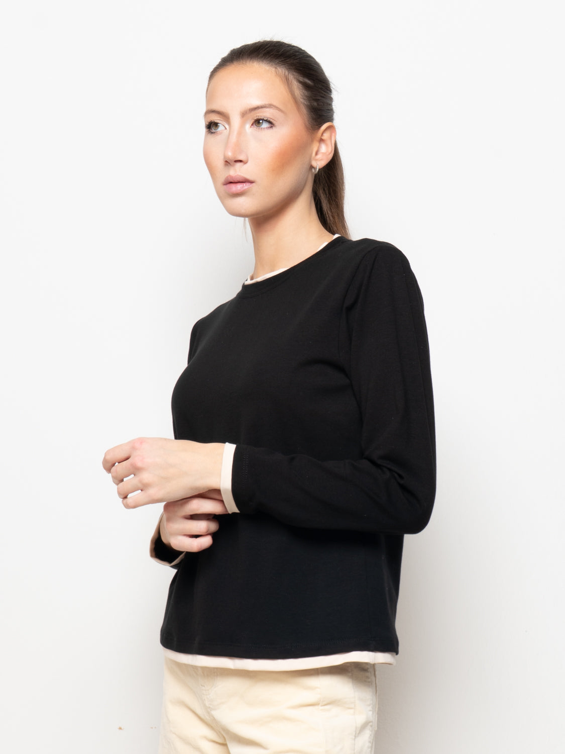 T-shirt girocollo con bordi a contrasto