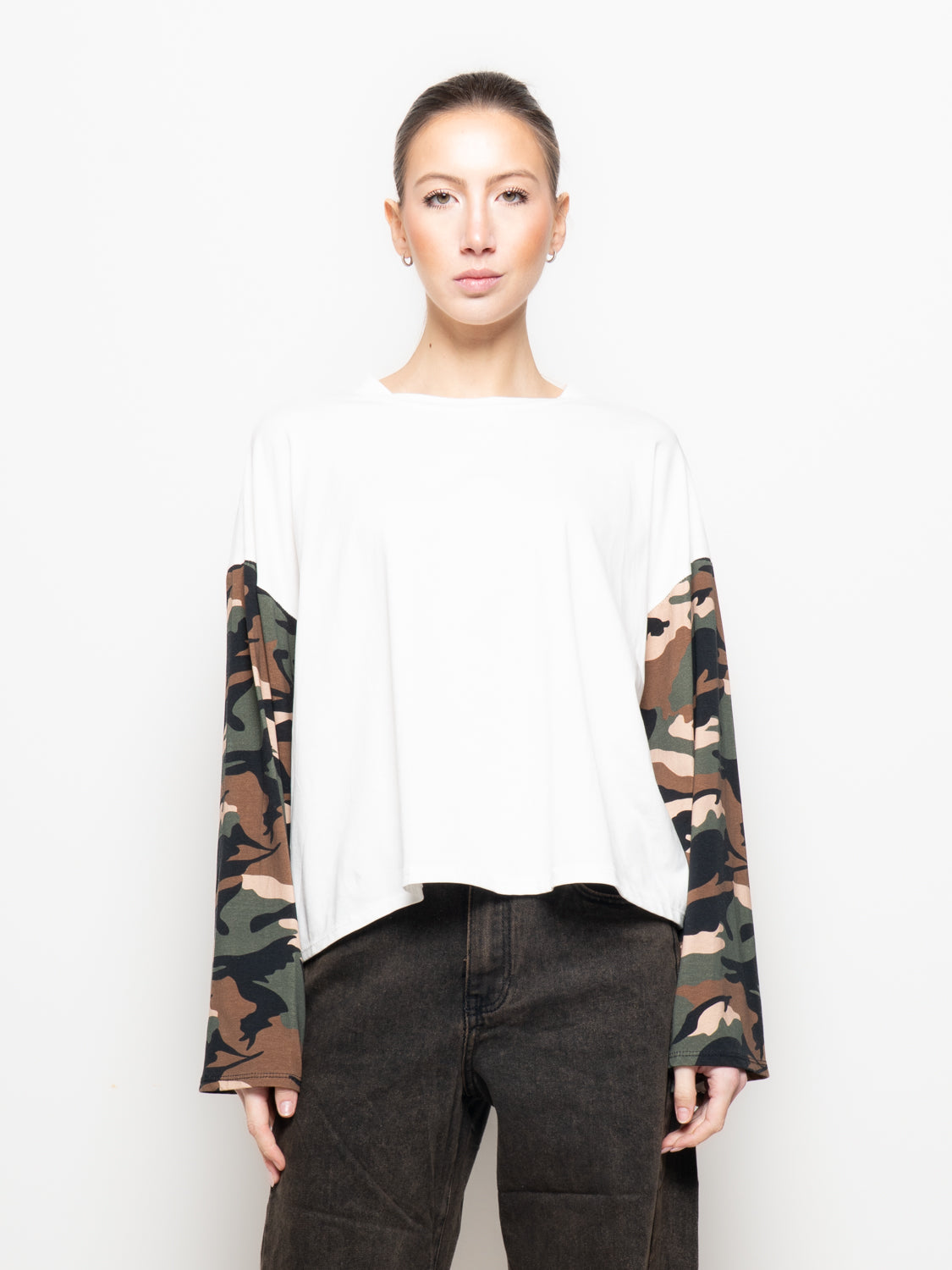 T shirt manica svasata in fantasia camouflage