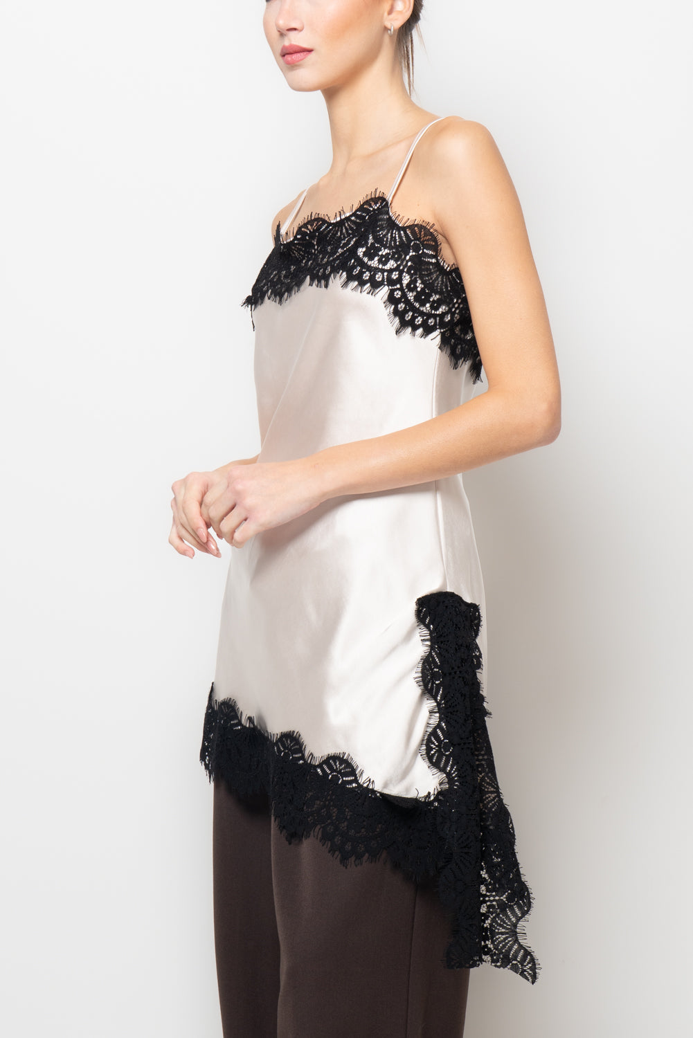 Top asimmetrico in raso con pizzo