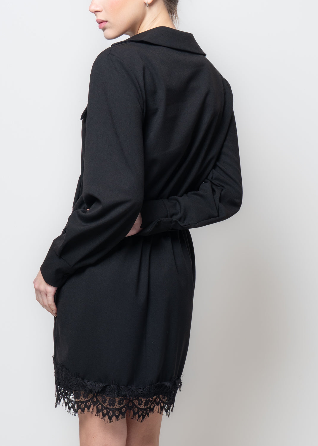 Abito con balza in pizzo