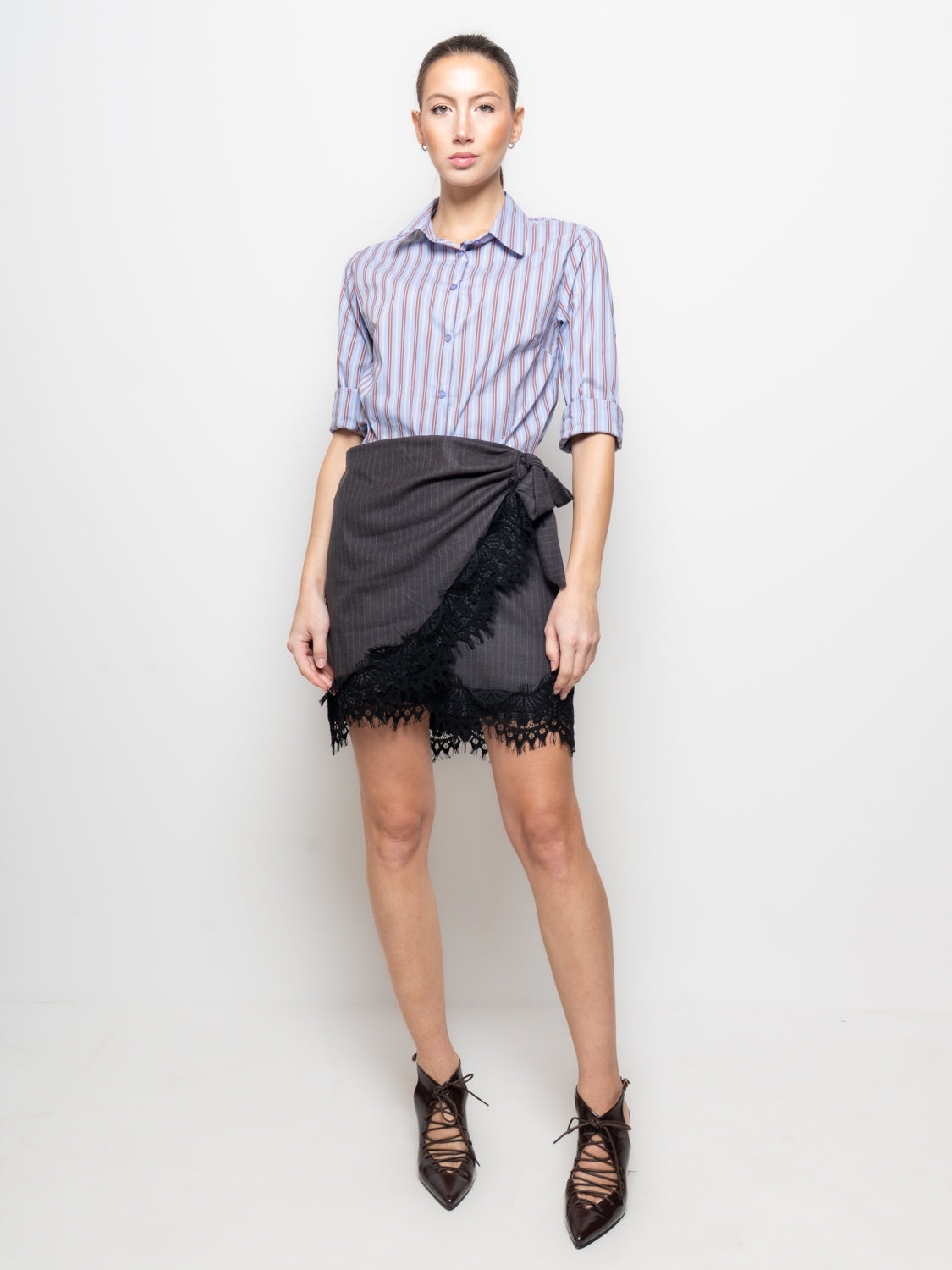 Minigonna gessata con pizzo a contrasto