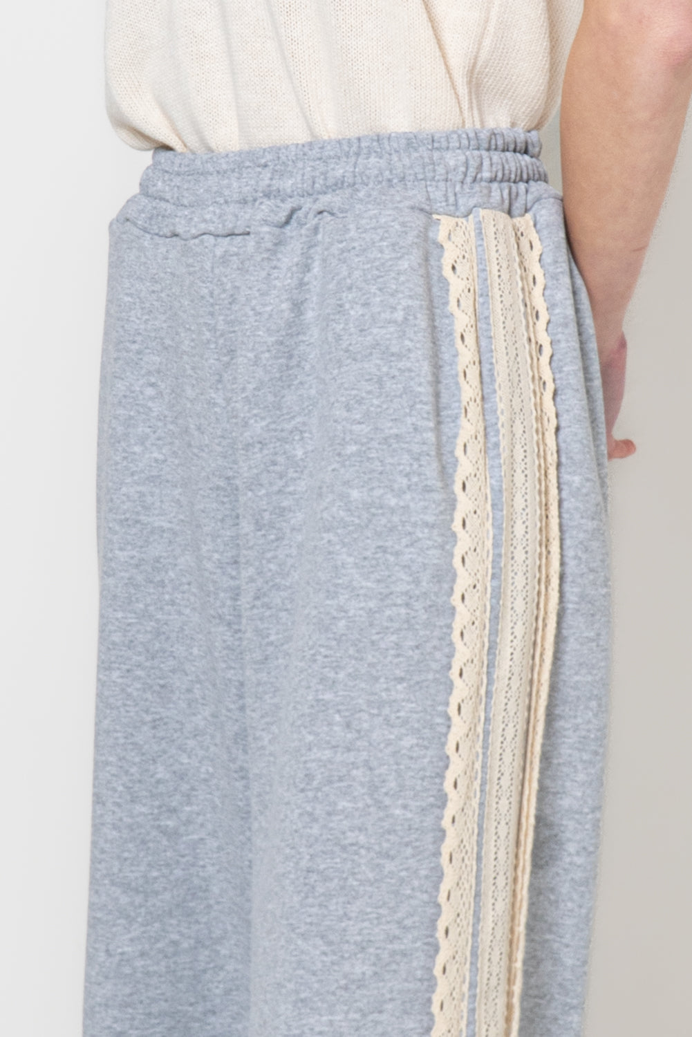 Pantaloni in felpa con banda in pizzo