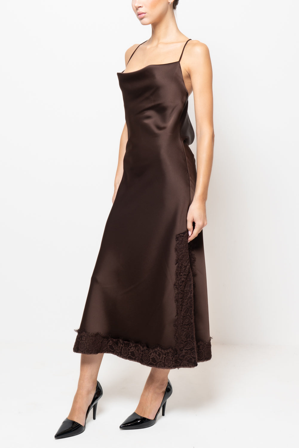 Abito in satin con intarsi in pizzo