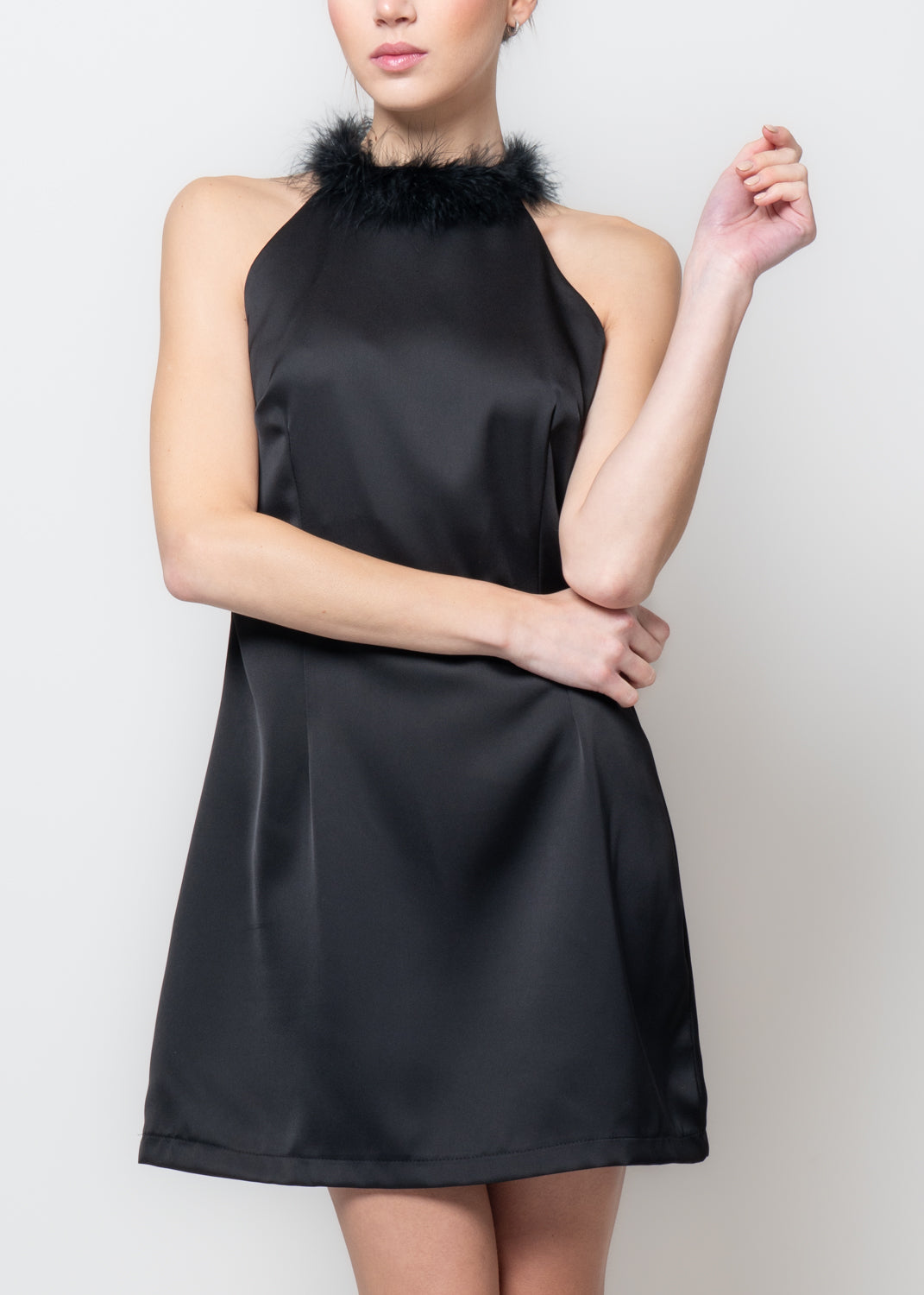 Abito scollo all'americana con piume