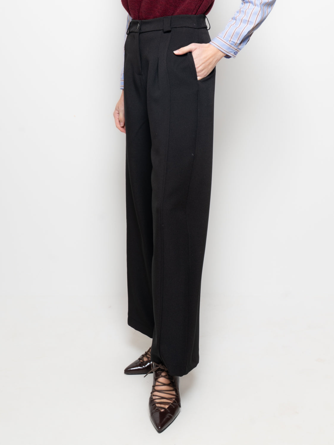 Pantalone con pences e cucitura frontale