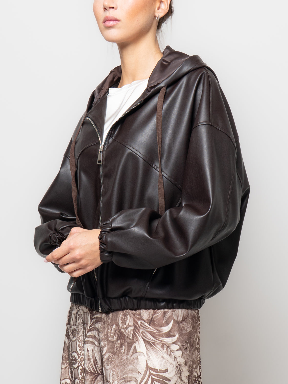 Bomber effetto pelle con cappuccio