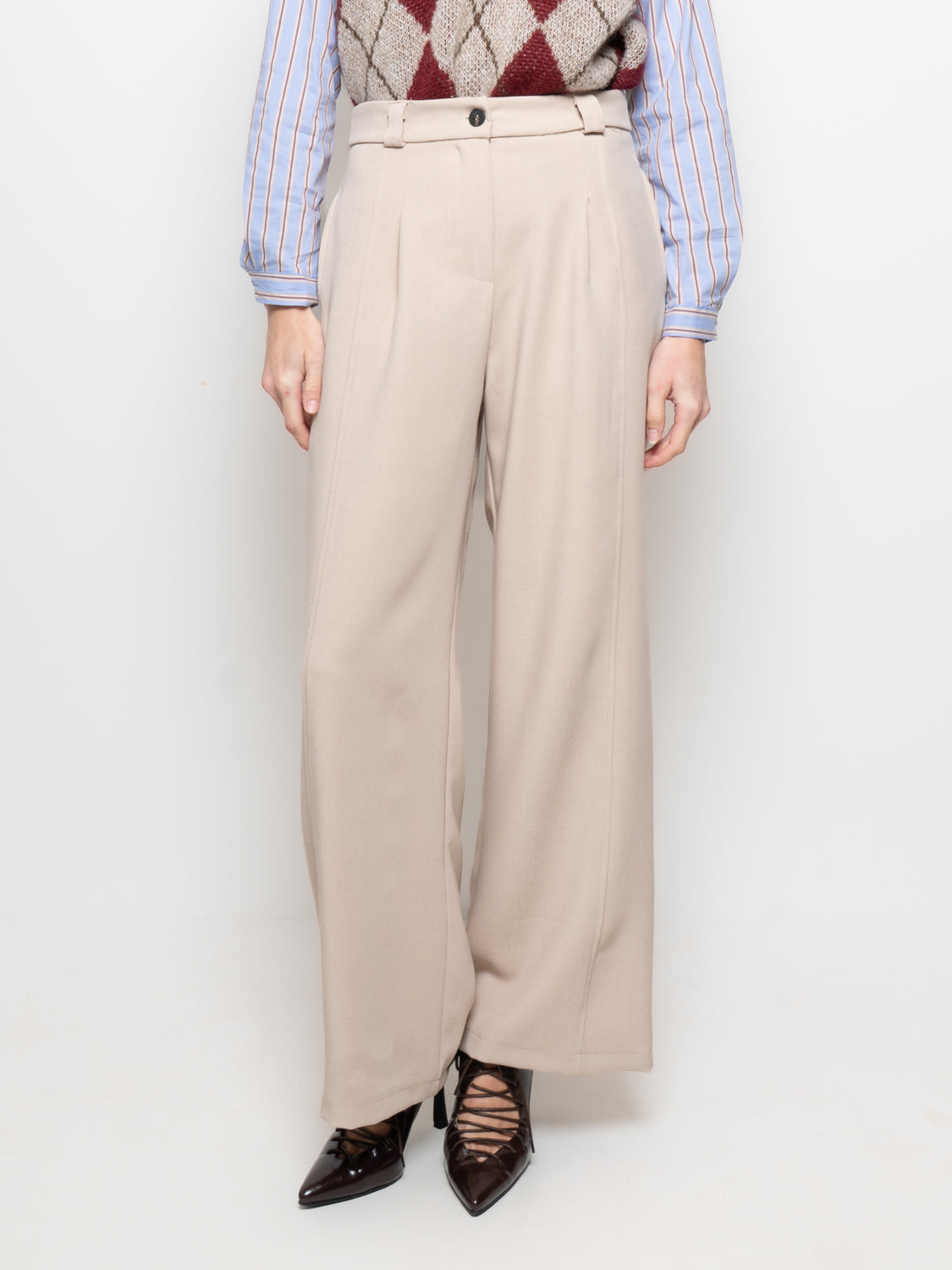 Pantalone con pences e cucitura frontale