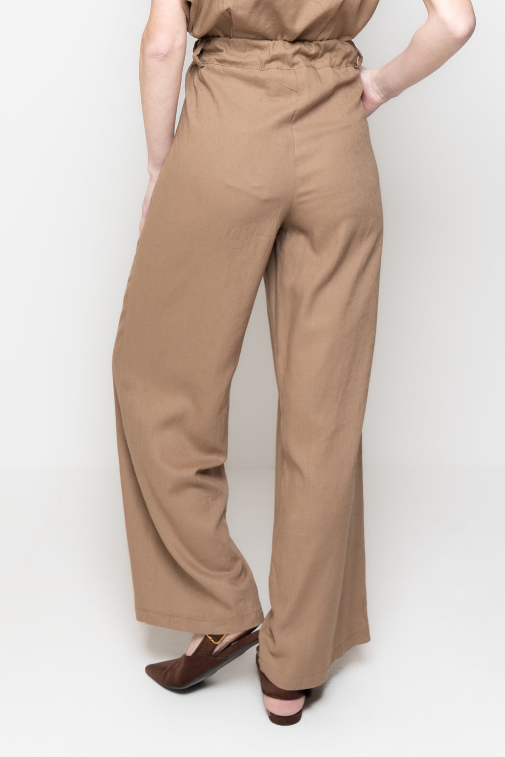 Pantaloni con Chiusura Asimmetrica