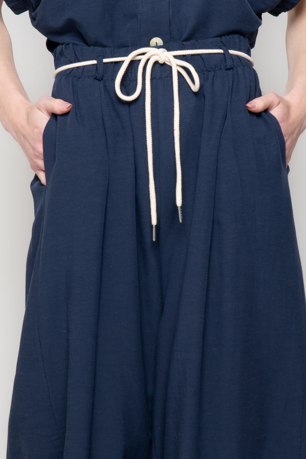 Pantalone palazzo in misto lino con cinturino