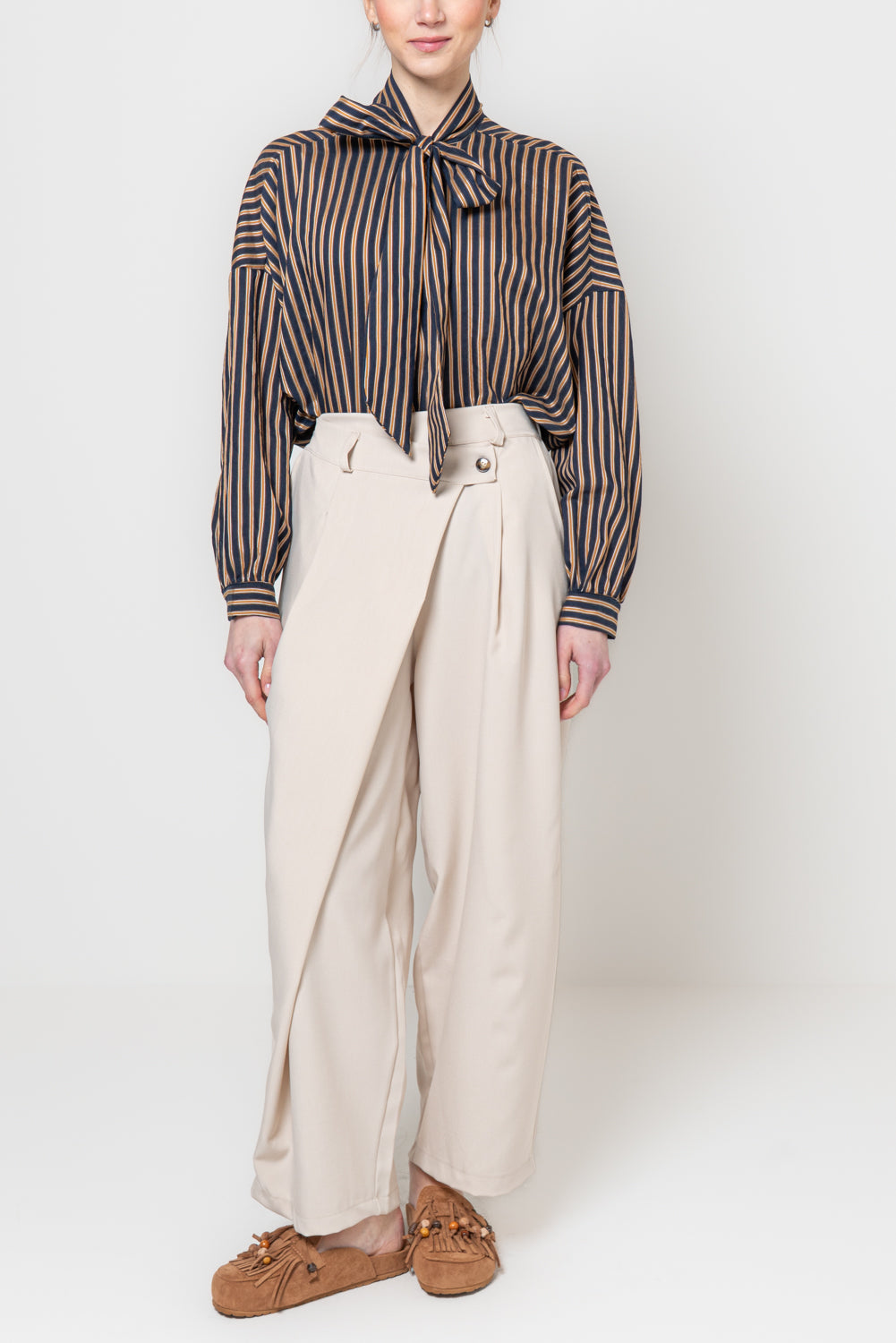 Pantalone baggy con bottone storto