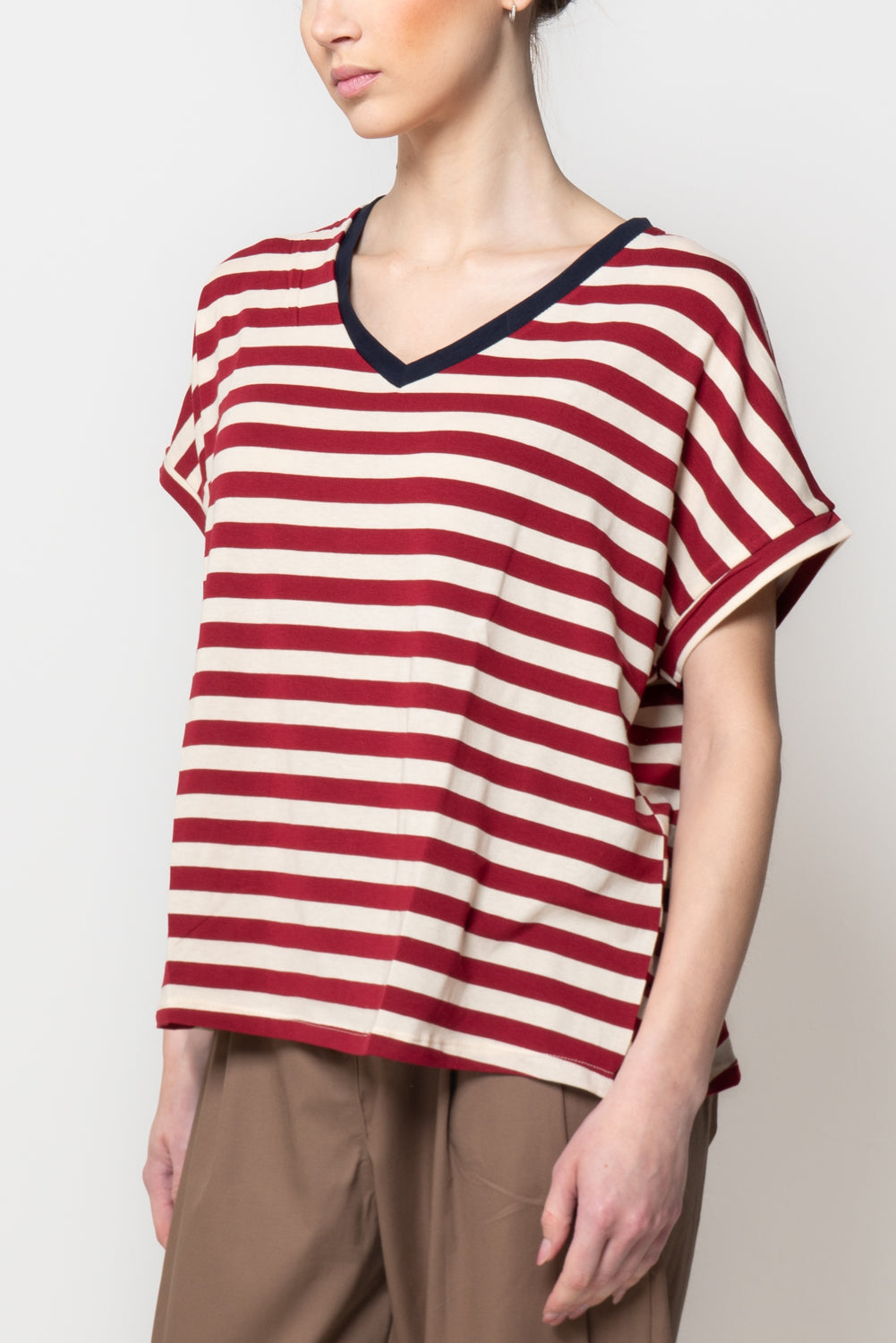 T-shirt a righe scollo a V
