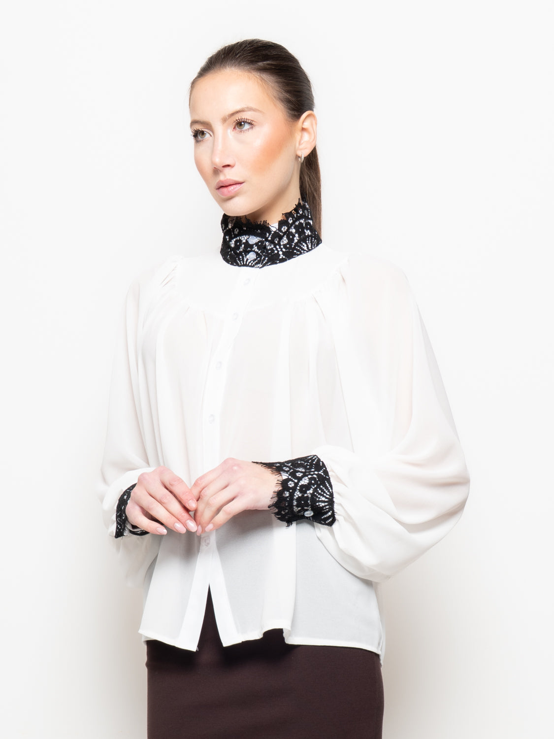 Camicia con pizzo a contrasto