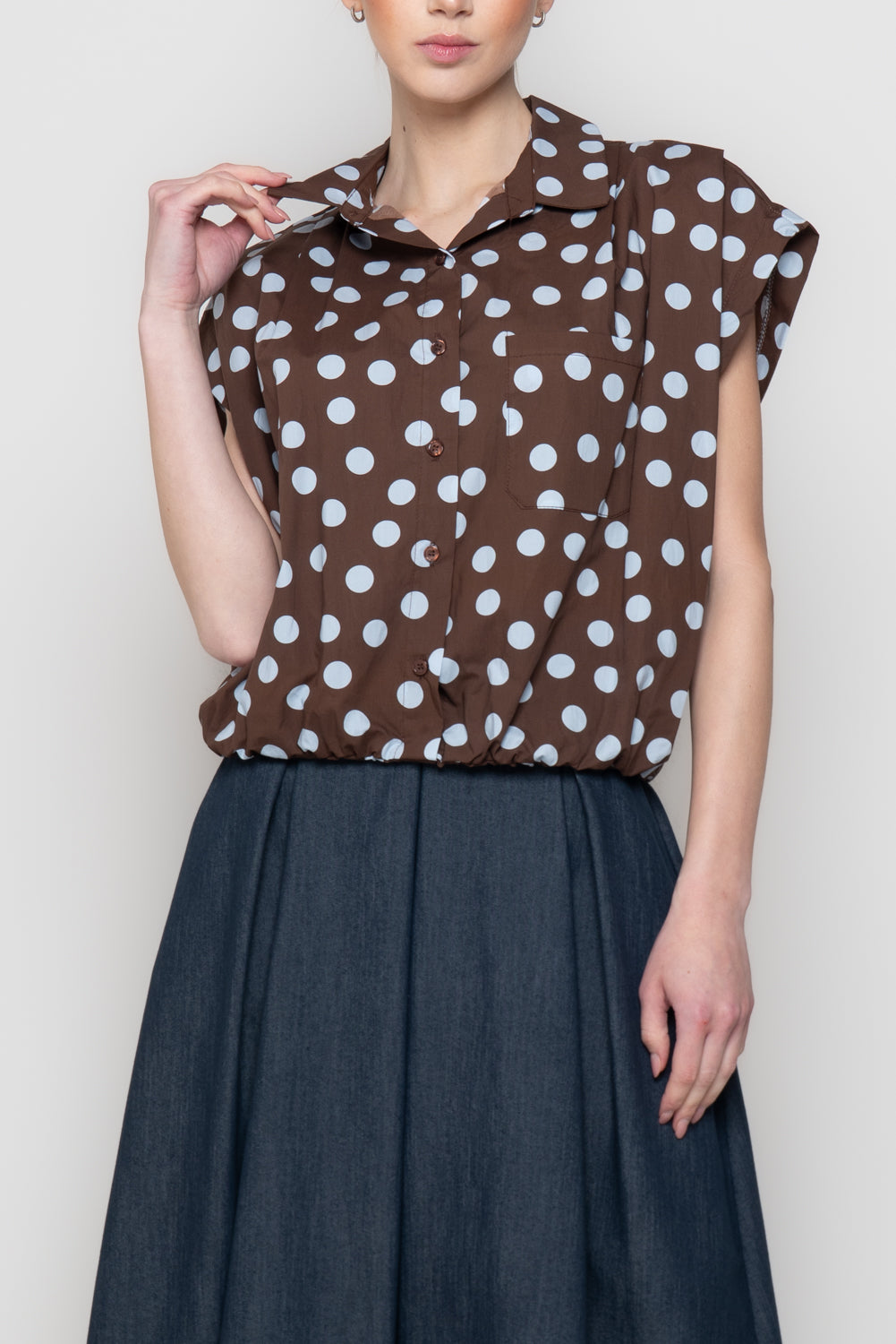 Camicia Smanicata a Pois con Fondo Elasticizzato