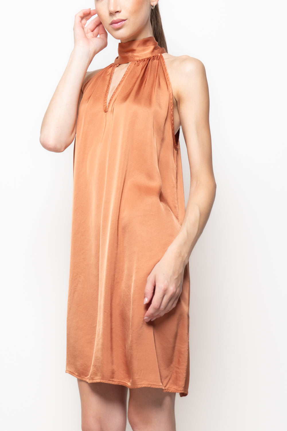 Abito in Satin con Scollo all'Americana corto