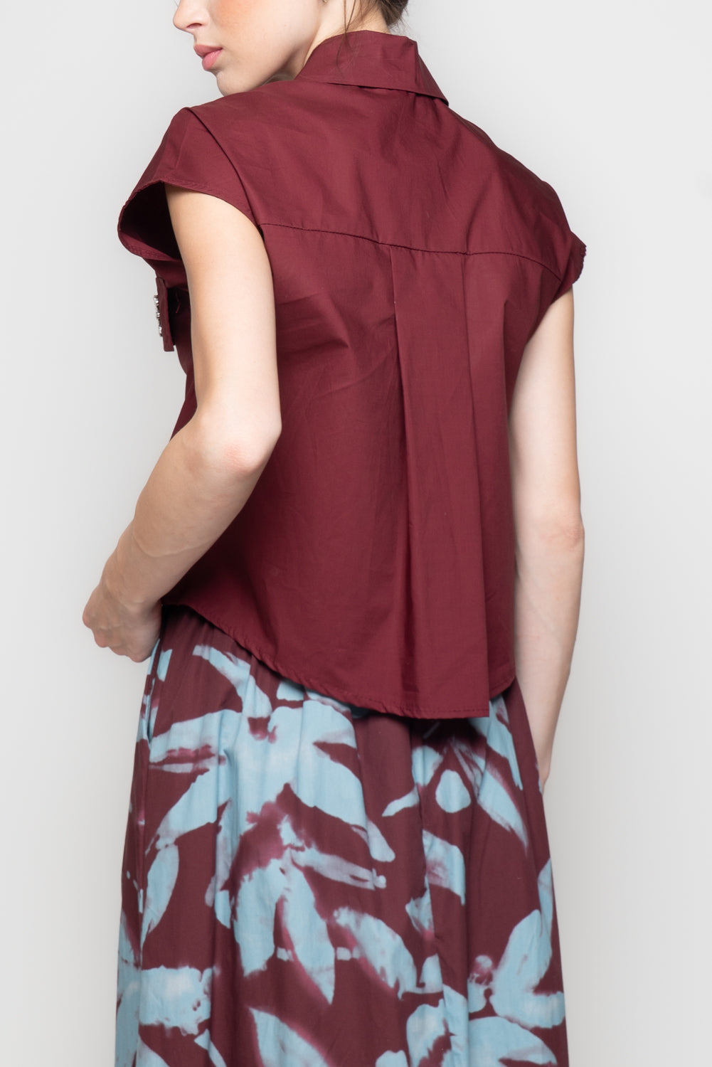 Camicia Smanicata con Dettaglio Gioello