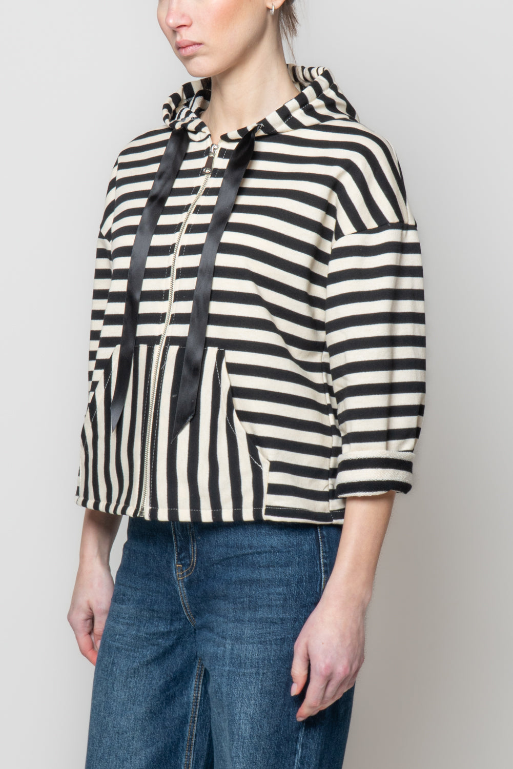 Felpa a righe con cappuccio