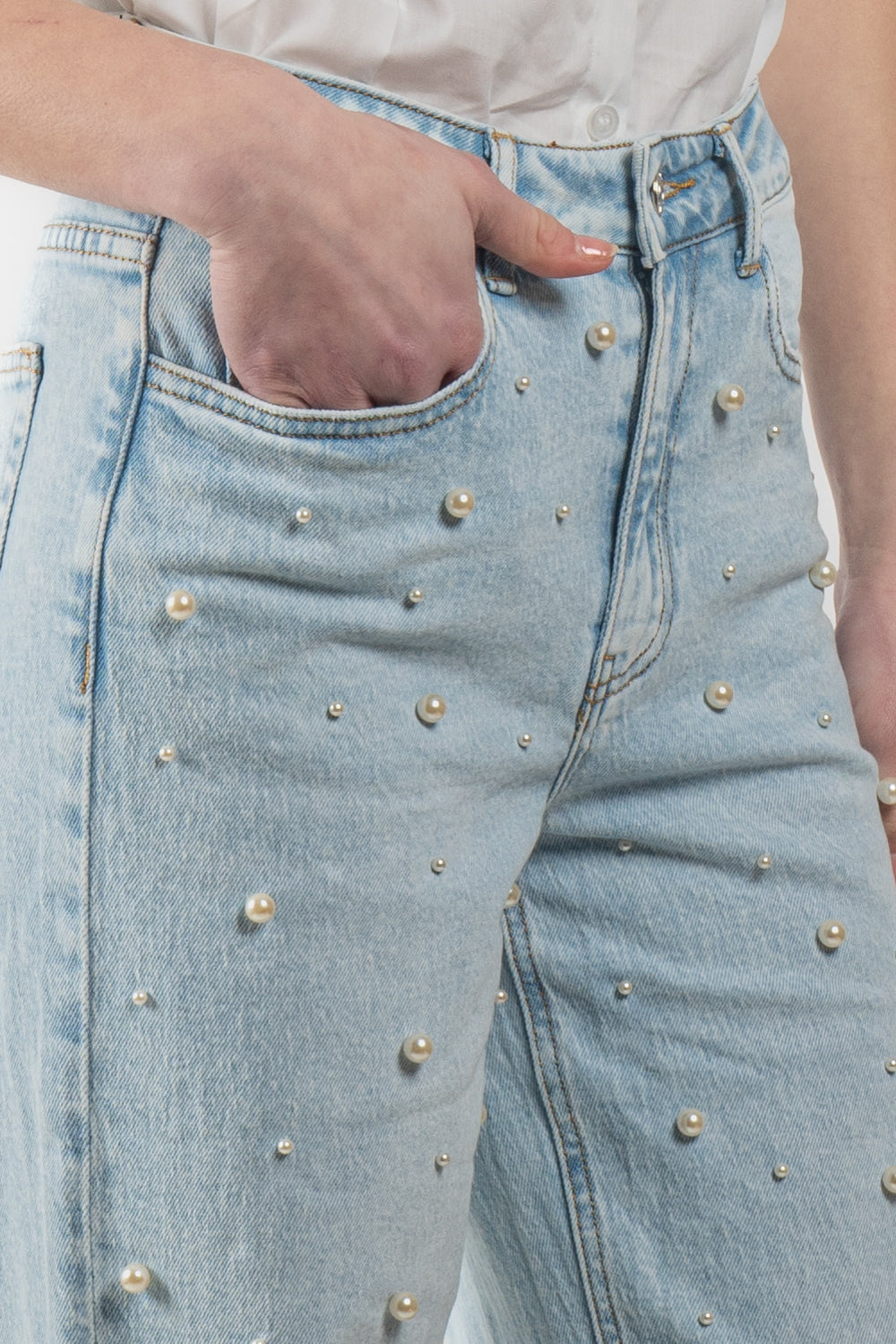 Jeans wide con perle applicate