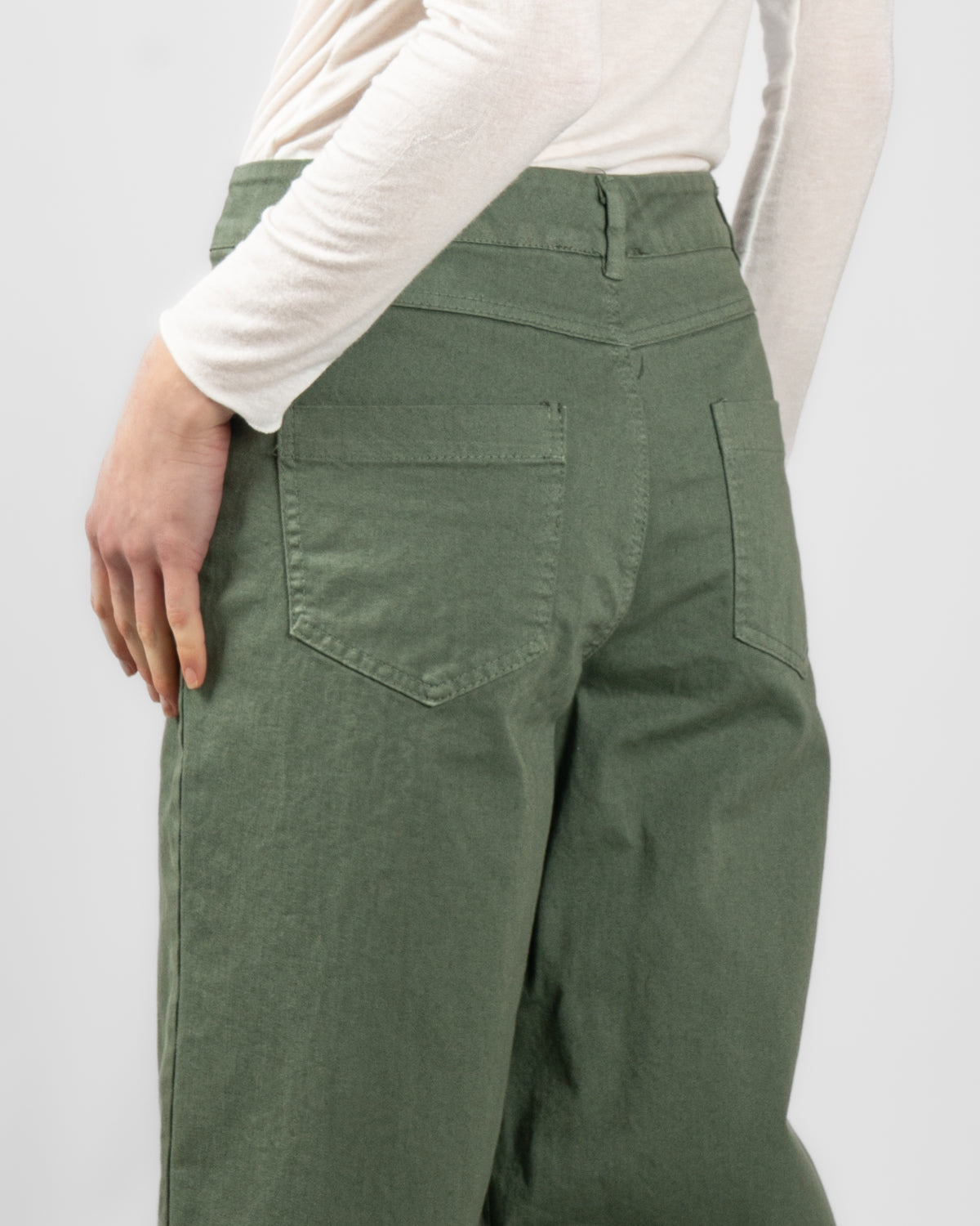 Pantaloni modello coulotte con piega